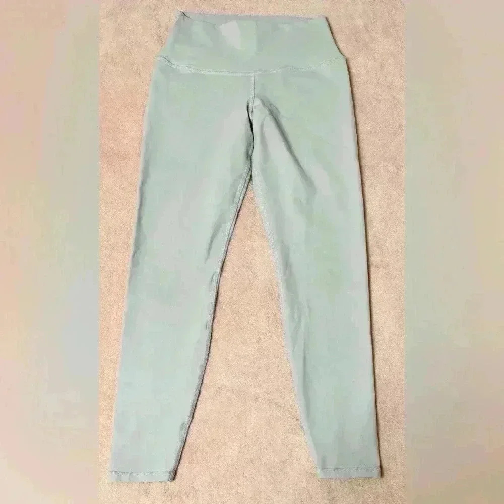Alo leggings is a color between gray and pink size S